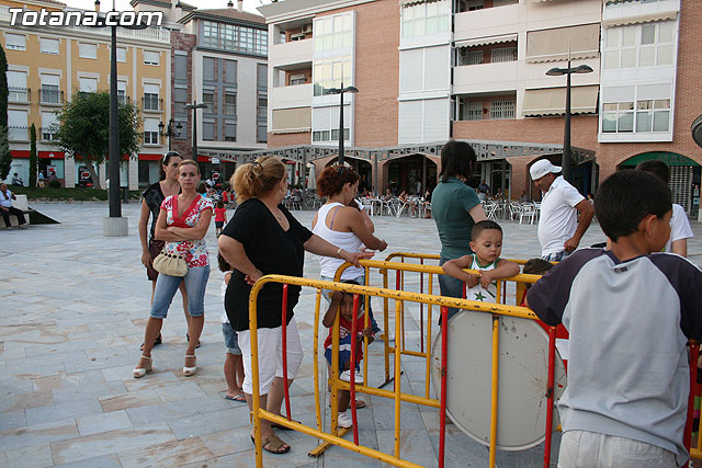 Numerosos niños y niñas se divierten con las actividades infantiles e hinchables en la plaza de la Balsa Vieja - 10