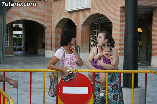 Numerosos niños y niñas se divierten con las actividades infantiles e hinchables en la plaza de la Balsa Vieja - 11