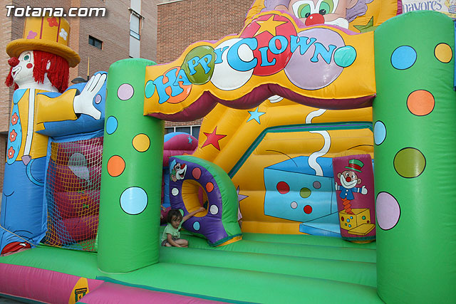 Numerosos niños y niñas se divierten con las actividades infantiles e hinchables en la plaza de la Balsa Vieja - 12
