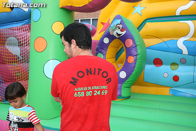 Numerosos niños y niñas se divierten con las actividades infantiles e hinchables en la plaza de la Balsa Vieja - 13