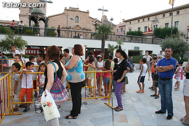 Numerosos niños y niñas se divierten con las actividades infantiles e hinchables en la plaza de la Balsa Vieja - 14