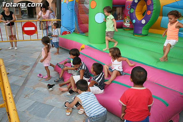 Numerosos niños y niñas se divierten con las actividades infantiles e hinchables en la plaza de la Balsa Vieja - 15