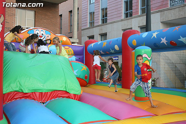 Numerosos niños y niñas se divierten con las actividades infantiles e hinchables en la plaza de la Balsa Vieja - 16