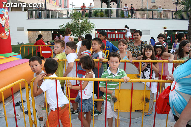 Numerosos niños y niñas se divierten con las actividades infantiles e hinchables en la plaza de la Balsa Vieja - 17