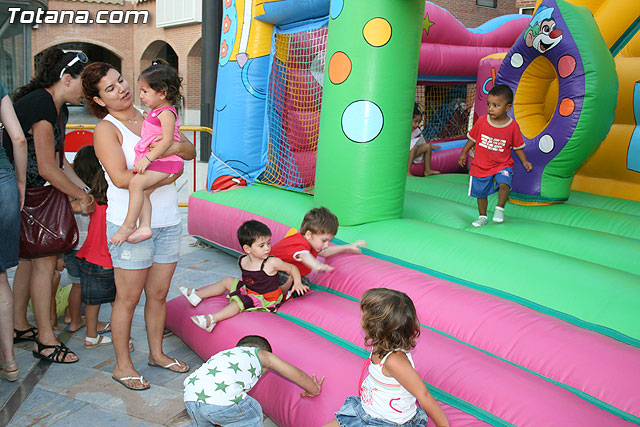 Numerosos niños y niñas se divierten con las actividades infantiles e hinchables en la plaza de la Balsa Vieja - 18