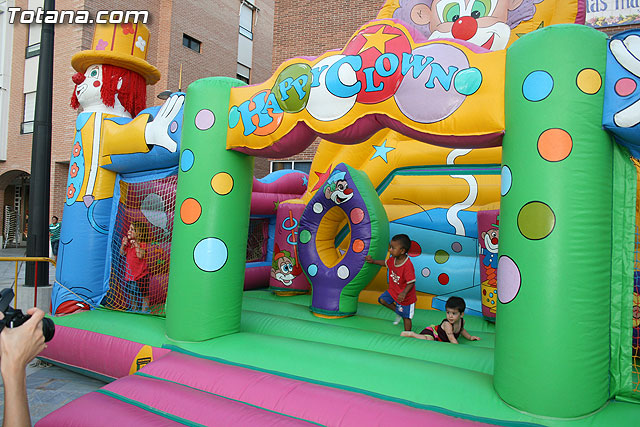 Numerosos niños y niñas se divierten con las actividades infantiles e hinchables en la plaza de la Balsa Vieja - 19
