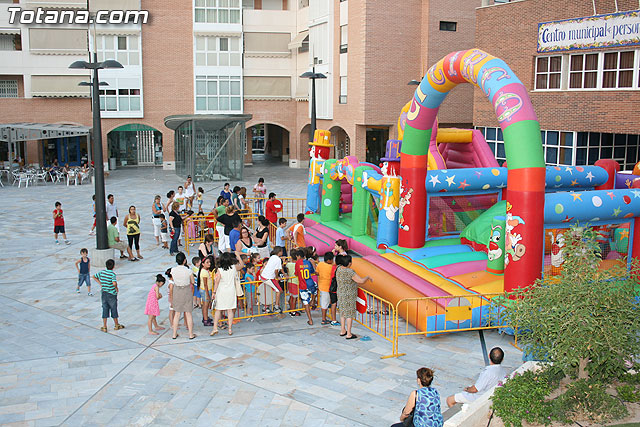 Numerosos niños y niñas se divierten con las actividades infantiles e hinchables en la plaza de la Balsa Vieja - 20