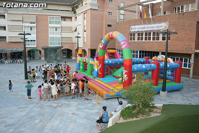 Numerosos niños y niñas se divierten con las actividades infantiles e hinchables en la plaza de la Balsa Vieja - 21
