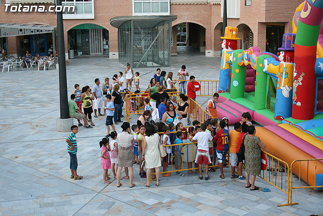 Numerosos niños y niñas se divierten con las actividades infantiles e hinchables en la plaza de la Balsa Vieja - 22
