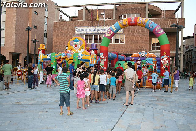 Numerosos niños y niñas se divierten con las actividades infantiles e hinchables en la plaza de la Balsa Vieja, Foto 1