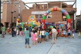 Numerosos niños y niñas se divierten con las actividades infantiles e hinchables en la plaza de la Balsa Vieja