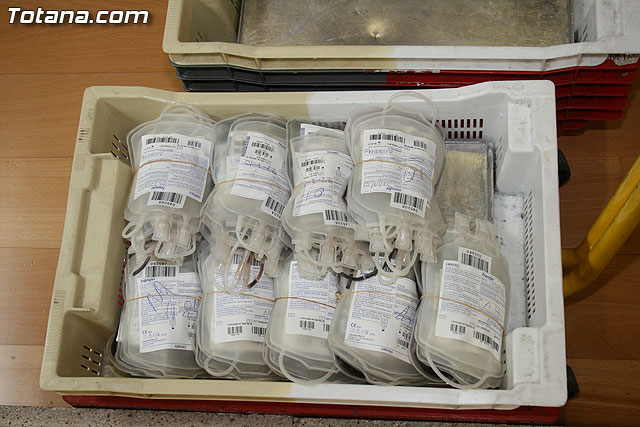 Medio centenar de voluntarios han participado en la maratn de hemodonacin que se ha llevado a cabo en el saln de plenos del ayuntamiento de Totana - 4