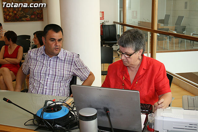 Medio centenar de voluntarios han participado en la maratn de hemodonacin que se ha llevado a cabo en el saln de plenos del ayuntamiento de Totana - 11