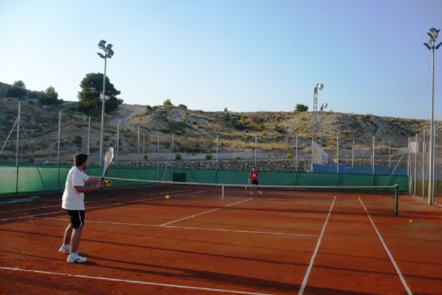 La Concejalía de Deportes pone a disposición del Club de Tenis de Totana las instalaciones deportivas municipales, Foto 1