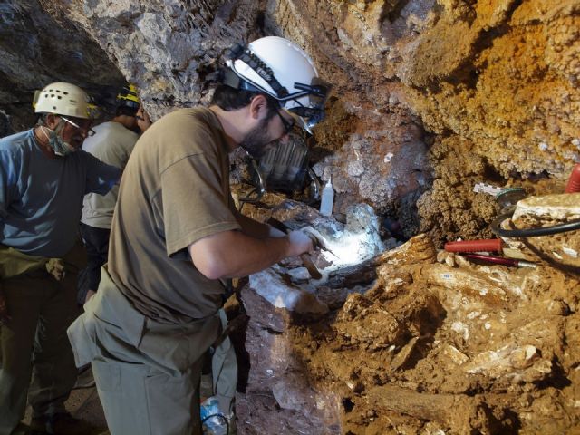La alcaldesa y el consejero de Cultura visitan Cueva Victoria - 1, Foto 1