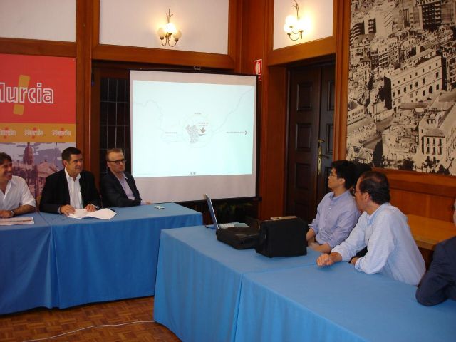 El Alcalde Cámara recibe los primeros bocetos para el futuro Museo de Arte, Diseño y Medio Ambiente de Murcia - 2, Foto 2