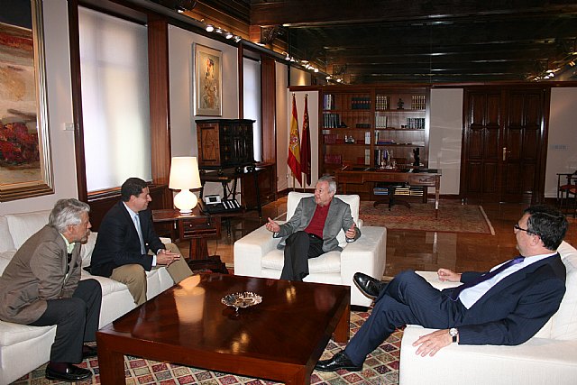 El presidente de la Comunidad recibe al decano del Colegio de Ingenieros de Caminos, Canales y Puertos de Murcia - 1, Foto 1
