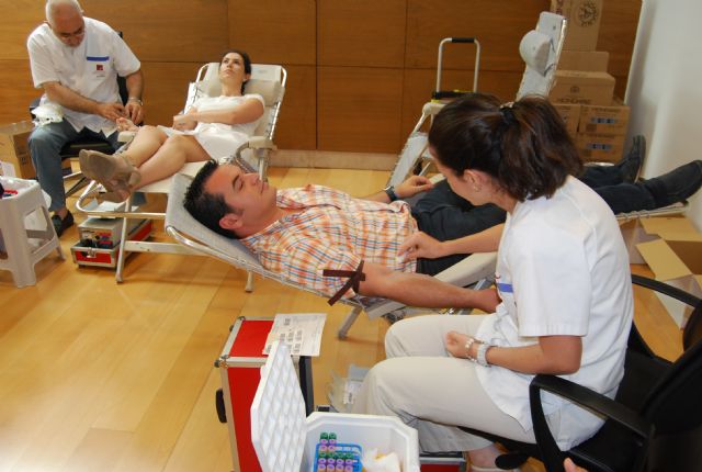 Medio centenar de voluntarios han participado en la maratón de hemodonación que se ha llevado a cabo en el salón de plenos del ayuntamiento de Totana, Foto 3