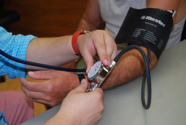 Medio centenar de voluntarios han participado en la maratón de hemodonación que se ha llevado a cabo en el salón de plenos del ayuntamiento de Totana, Foto 4