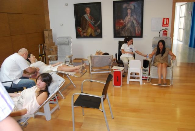 Medio centenar de voluntarios han participado en la maratón de hemodonación que se ha llevado a cabo en el salón de plenos del ayuntamiento de Totana, Foto 2