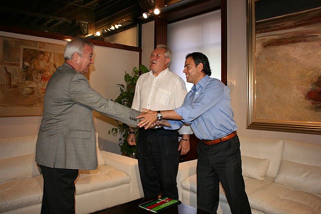 El presidente de la Comunidad recibe a Javier Miñano, preparador físico de la Selección Española de Fútbol - 1, Foto 1