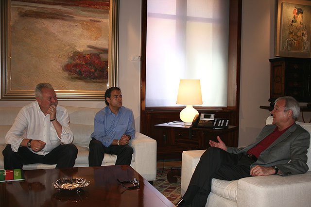El presidente de la Comunidad recibe a Javier Miñano, preparador físico de la Selección Española de Fútbol - 2, Foto 2