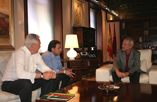El presidente de la Comunidad recibe a Javier Miñano, preparador físico de la Selección Española de Fútbol - 3, Foto 3