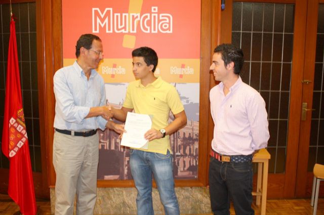 El Alcalde entrega el bono número 700 al joven murciano que podrá examinarse del carné teórico de conducir gratis - 1, Foto 1