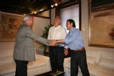 El presidente de la Comunidad recibe a Javier Miñano, preparador fsico de la Seleccin Española de Ftbol