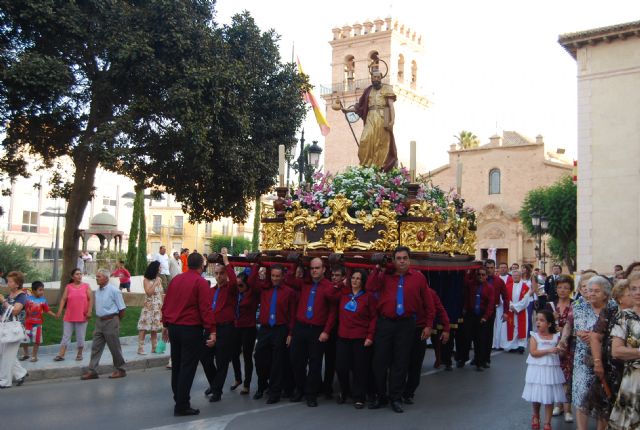 Cientos de personas acompañan a la imagen del patrn de Totana, Santiago Apstol, en una solemne procesin - 2