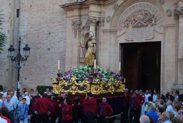 Cientos de personas acompañan a la imagen del patrón de Totana, Santiago Apóstol, en una solemne procesión, Foto 2