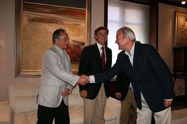 El presidente de la Comunidad recibe a la junta directiva de la Asociación Murciana de la Empresa Familiar (Amefmur) - 3, Foto 3