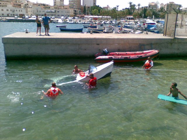 Cruz Roja de Águilas rescata una embarcación naufragada con varios ocupantes en la Cala del Cigarrillo - 1, Foto 1