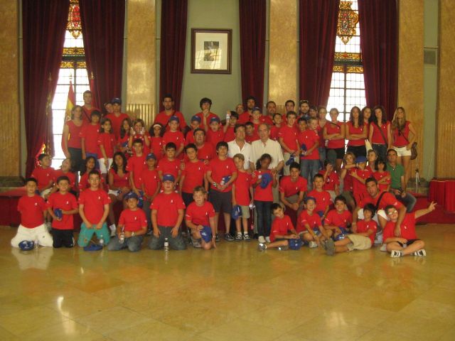 Francisco Porto recibe a los niños participantes en la jornada de formación en hemofilia - 1, Foto 1
