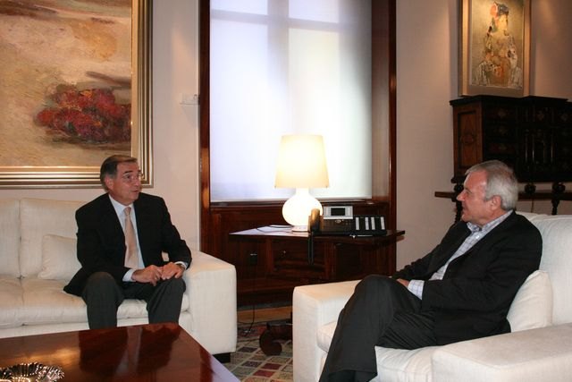 El jefe del Ejecutivo murciano, Ramón Luis Valcárcel, recibe al Defensor del Pueblo de la Región de Murcia, José Pablo Ruiz Abellán - 1, Foto 1