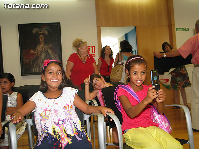 Autoridades municipales reciben a los siete niños saharauis y a las familias totaneras que los acogen durante los meses de julio y agosto - 6