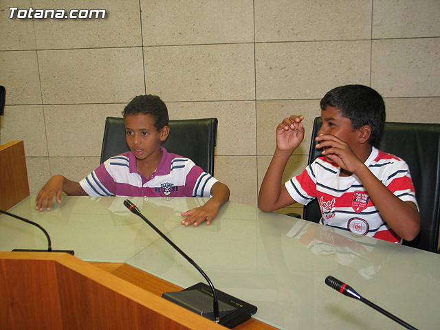 Autoridades municipales reciben a los siete niños saharauis y a las familias totaneras que los acogen durante los meses de julio y agosto - 15