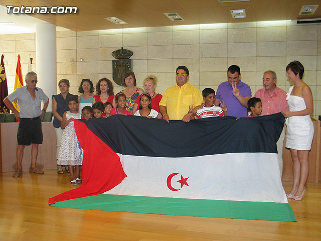 Autoridades municipales reciben a los siete niños saharauis y a las familias totaneras que los acogen durante los meses de julio y agosto - 30