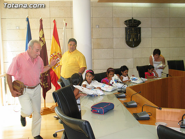 Autoridades municipales reciben a los siete niños saharauis y a las familias totaneras que los acogen durante los meses de julio y agosto - 28