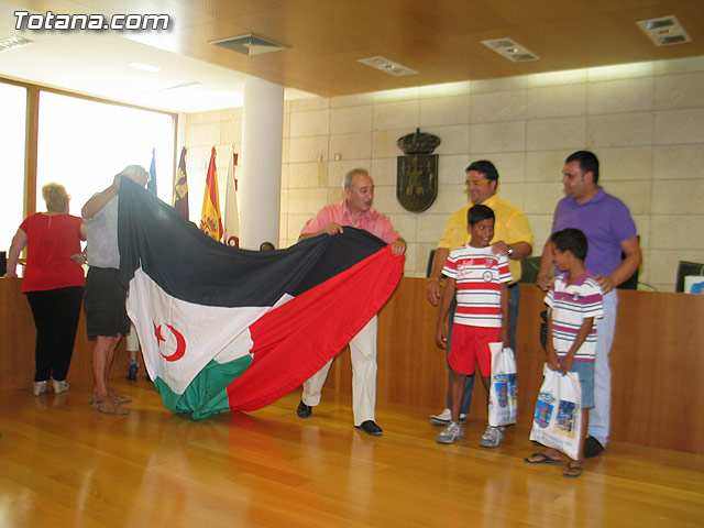 Autoridades municipales reciben a los siete niños saharauis y a las familias totaneras que los acogen durante los meses de julio y agosto - 29