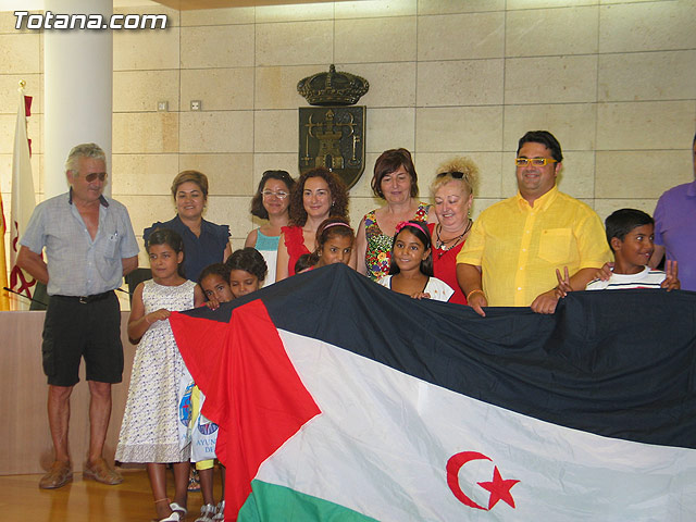 Autoridades municipales reciben a los siete niños saharauis y a las familias totaneras que los acogen durante los meses de julio y agosto - 33