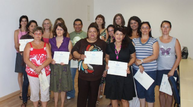 Entrega de diplomas a los alumnos que han participado en los cursos de formación - 1, Foto 1