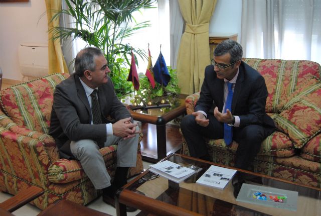 Martínez Moya entregó a González Tovar un ejemplar de la memoria anual - 1, Foto 1