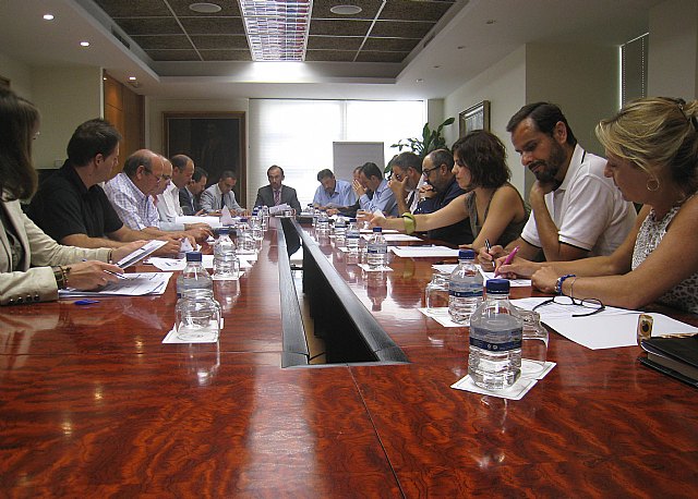 La Comunidad apoya al sector del mueble y la madera a optar al importante negocio de las licitaciones internacionales - 1, Foto 1