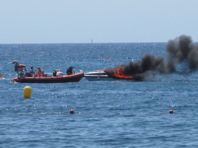 El incendio de un barco de recreo moviliza a cerca de 30 efectivos de los diferentes cuerpos sanitarios y de seguridad de Águilas - 1, Foto 1