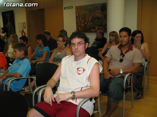 El concejal de Nuevas Tecnologas clausura el primer semestre de 2010 del proyecto RAITOTANA con la entrega de diplomas a los alumnos - 6