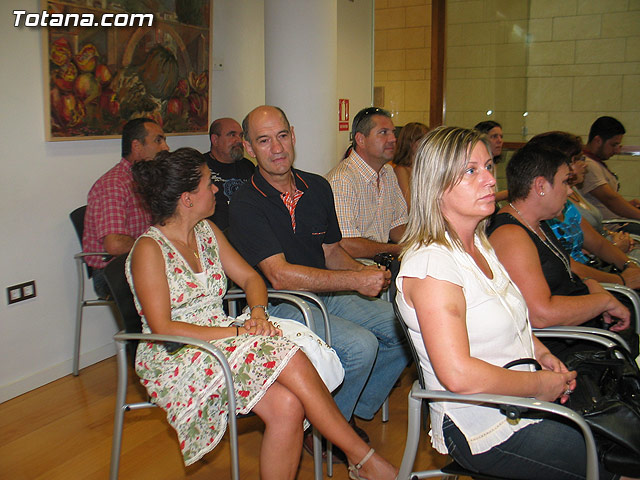 El concejal de Nuevas Tecnologas clausura el primer semestre de 2010 del proyecto RAITOTANA con la entrega de diplomas a los alumnos - 8