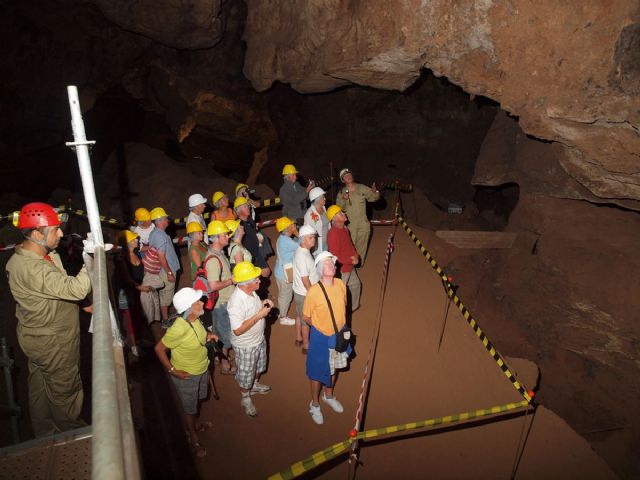 Más de medio millar de personas quedan fascinadas ante los hallazgos de Cueva Victoria - 1, Foto 1