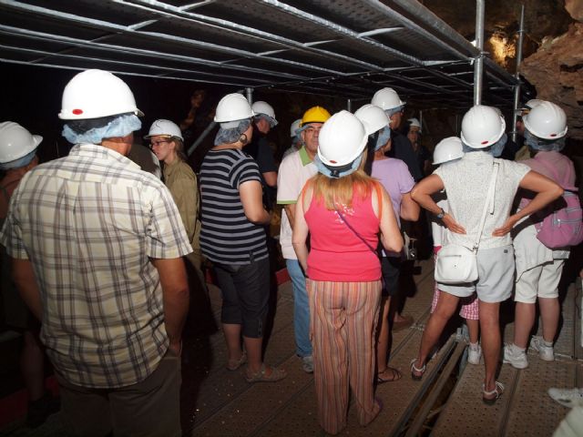Más de medio millar de personas quedan fascinadas ante los hallazgos de Cueva Victoria - 2, Foto 2