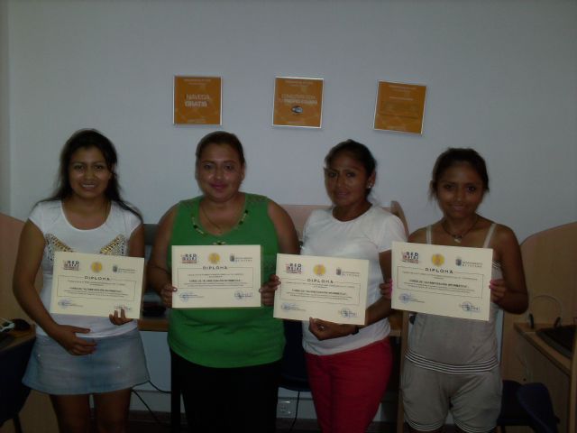 Finaliza el curso de informática básica, que se ha impartido en el local social del barrio San Francisco, dirigido a mujeres de la localidad, Foto 1